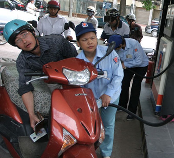 Vietnam cuts petroleum prices for third time - 1