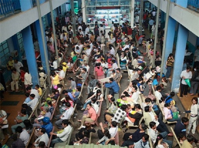 Overloaded central hospitals in need of support - 1