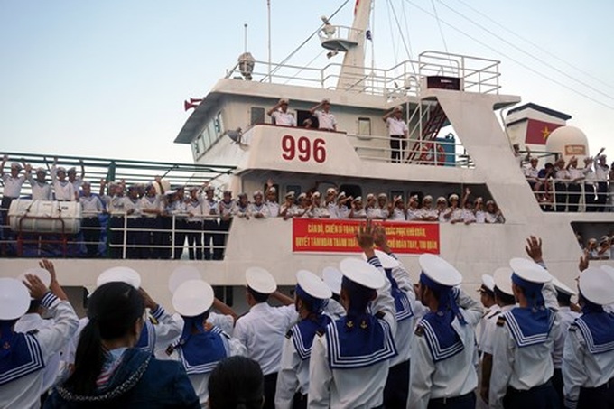 Tet gifts brought to Spratly Islands - 5