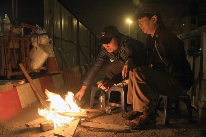 Fires break out in Hanoi streets, to warm night workers as winter cold bites - 4
