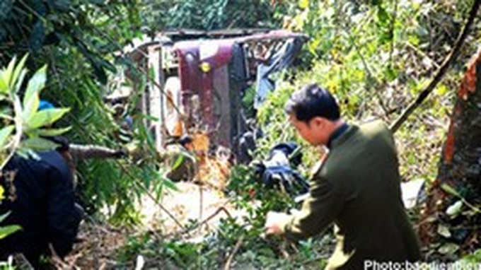 Car plunges into abyss, killing one in Dien Bien - 1