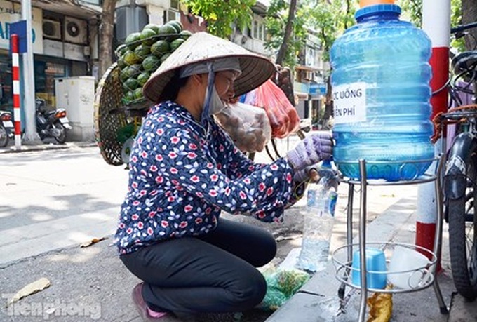 Hanoi police confiscate free iced tea for the poor - 1 Hanoi police confiscate free iced tea for the poor - 1