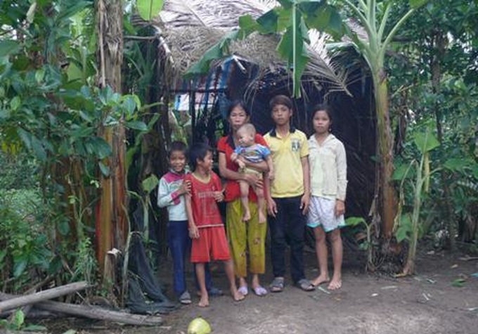 Mother and five children struggle with poverty - 1