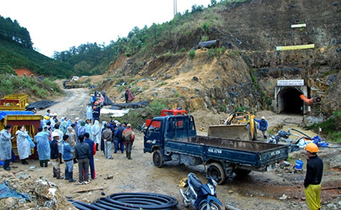 12 workers trapped in tunnel collapse - 1