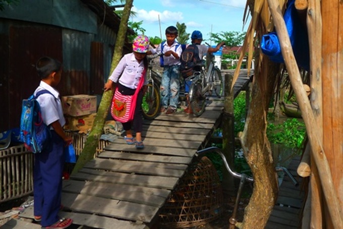 DTiNews helps to build new bridge for poor students in Hau Giang - 2