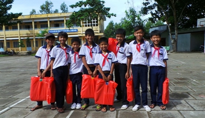 DTiNews helps provide 1,000 notebooks to poor students - 2