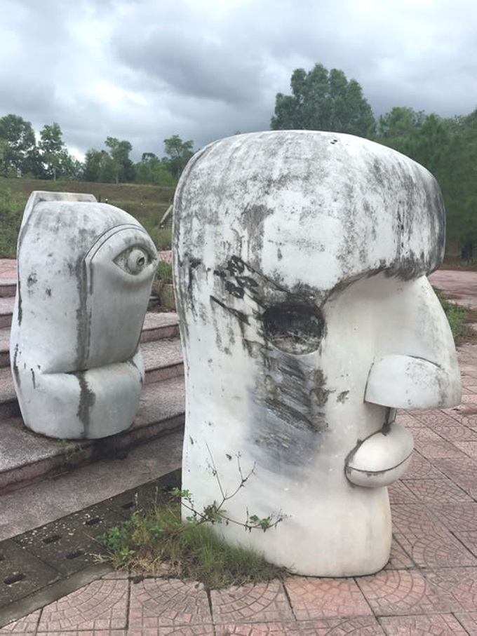 Public sculptures vandalised in Hue - 1 Public sculptures vandalised in Hue - 1