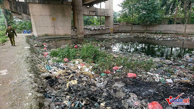 Rubbish piled up under Thang Long Bridge - 5 Rubbish piled up under Thang Long Bridge - 5