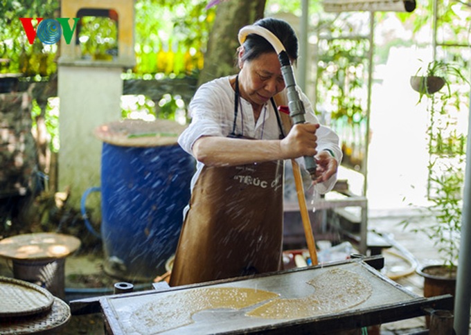 Hue artist revives art of making bamboo paper - 1