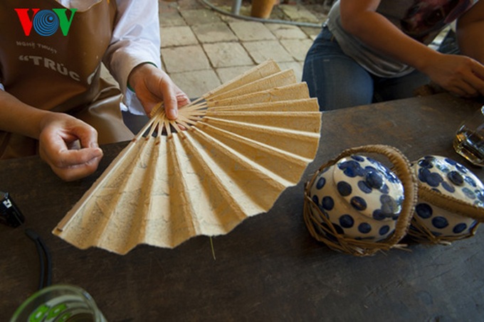 Hue artist revives art of making bamboo paper - 12