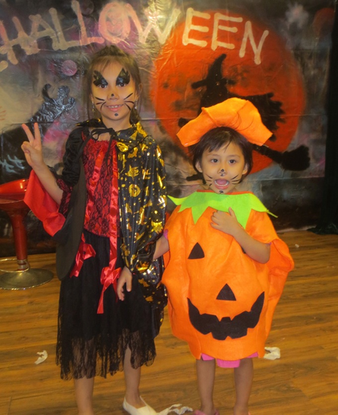 Halloween fest scares, entertains Hanoians - 14