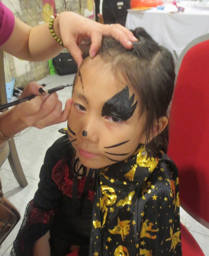 Halloween fest scares, entertains Hanoians - 12