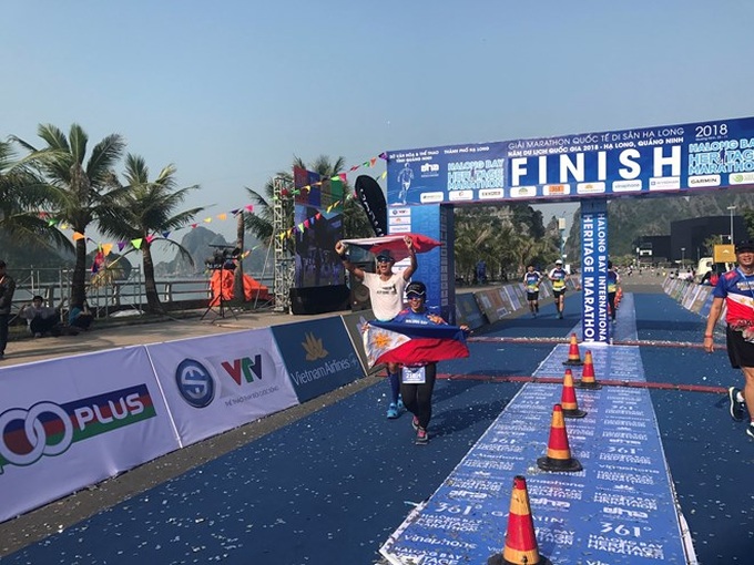 Nearly 2,000 runners compete at Ha Long Bay Heritage Marathon - 1
