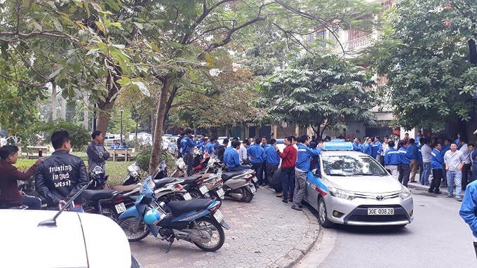 Hundreds of taxi drivers go on strike - 2 Hundreds of taxi drivers go on strike - 2