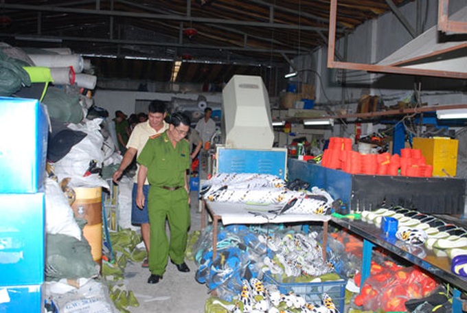 Dong Nai factory uncovered fake sport shoe operation - 1