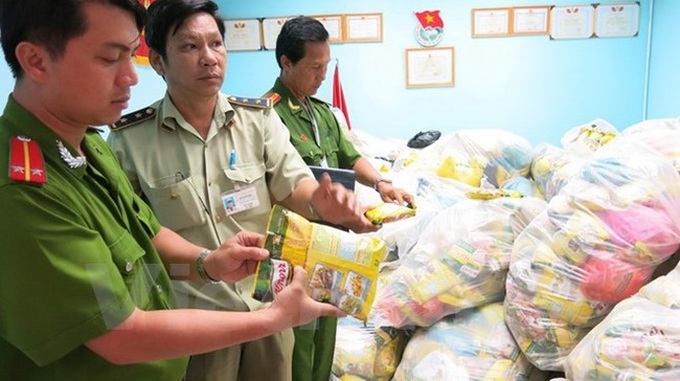 Workers return Tet gifts, company gave them fakes - 1 Workers return Tet gifts, company gave them fakes - 1