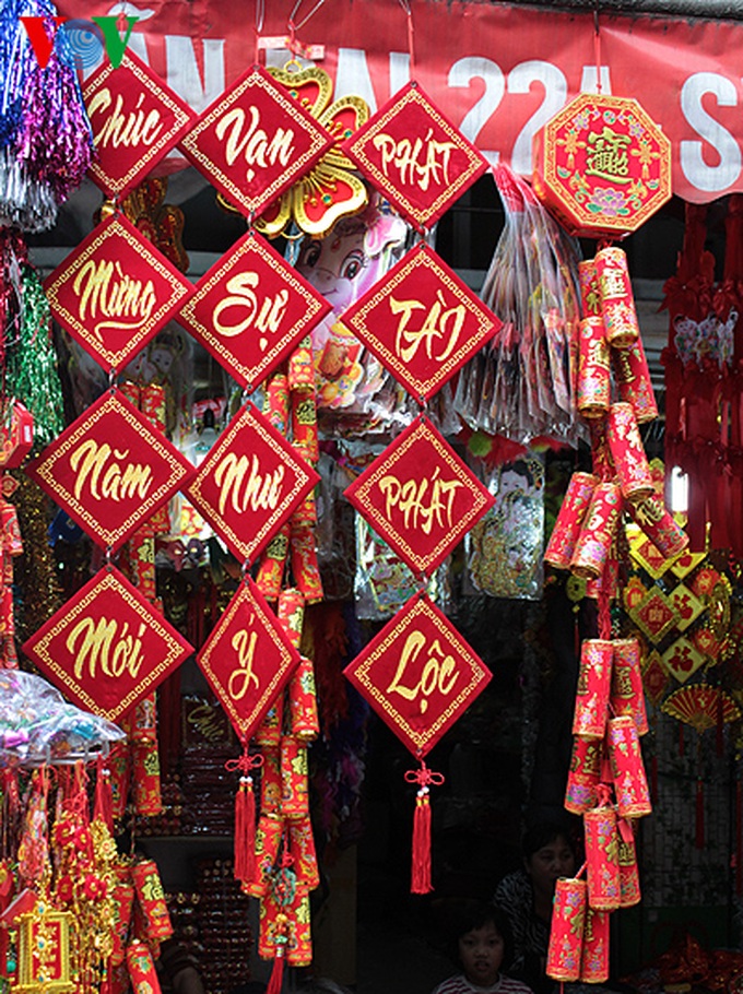 Hanoi's Hang Ma Street anticipates Kitchen God Day - 12