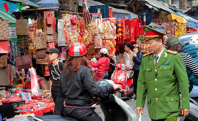 Hanoi's Hang Ma Street anticipates Kitchen God Day - 13