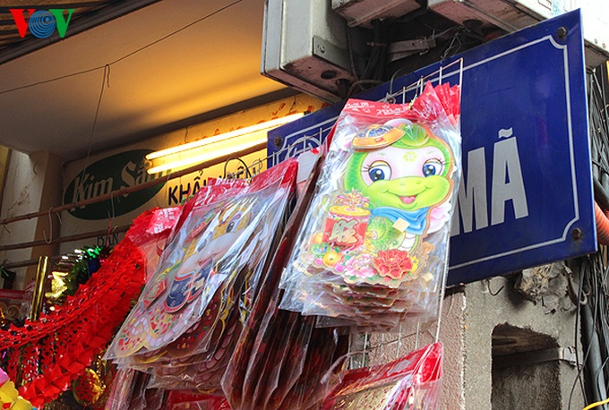 Hanoi's Hang Ma Street anticipates Kitchen God Day - 2