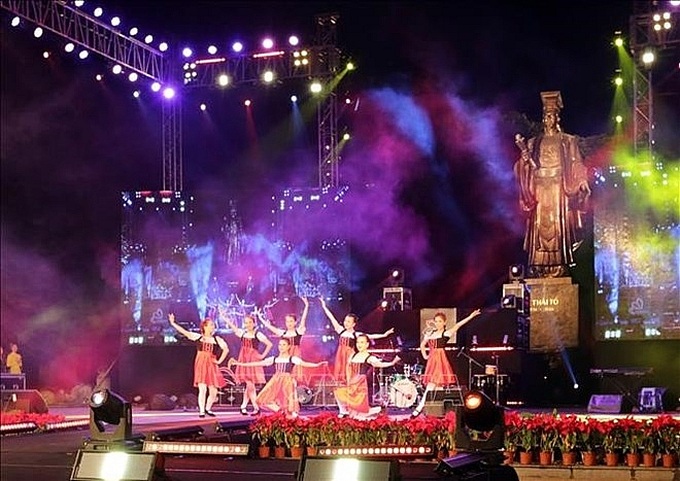 Hanoi rings in 2019 with New Year’s festivities - 1