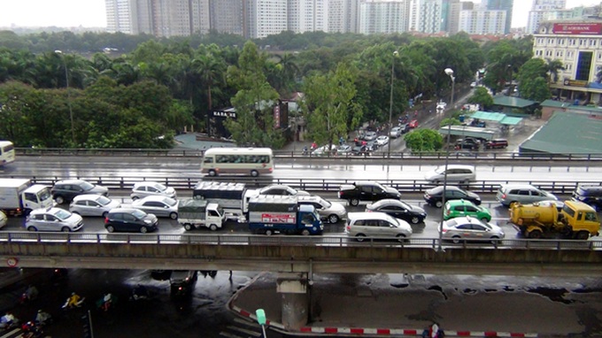 Hanoi traffic jam blocks elevated road for hours - 1