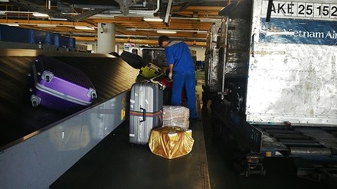 Noi Bai Airport staff baggage handler accused of theft - 1 Noi Bai Airport staff baggage handler accused of theft - 1