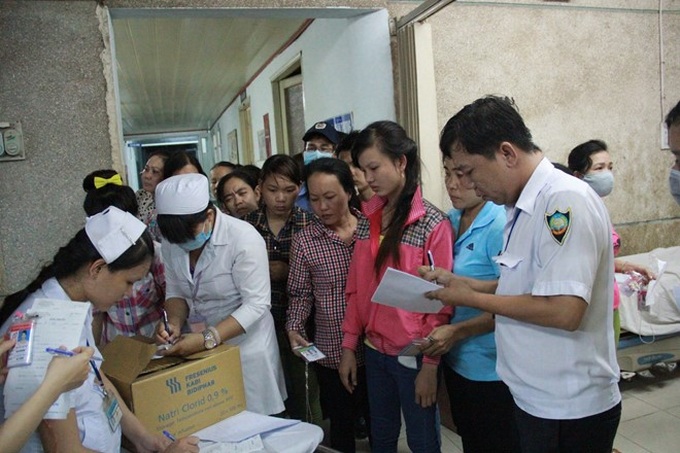 Hundreds of workers hospitalised for food poisoning - 3