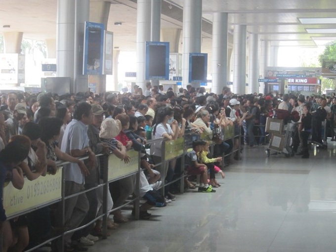 Tan Son Nhat Airport in chaos due to massive Tet migration - 2 Tan Son Nhat Airport in chaos due to massive Tet migration - 2