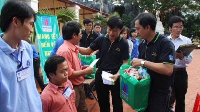 Firms, organisations present Tet gifts to the poor and students - 1