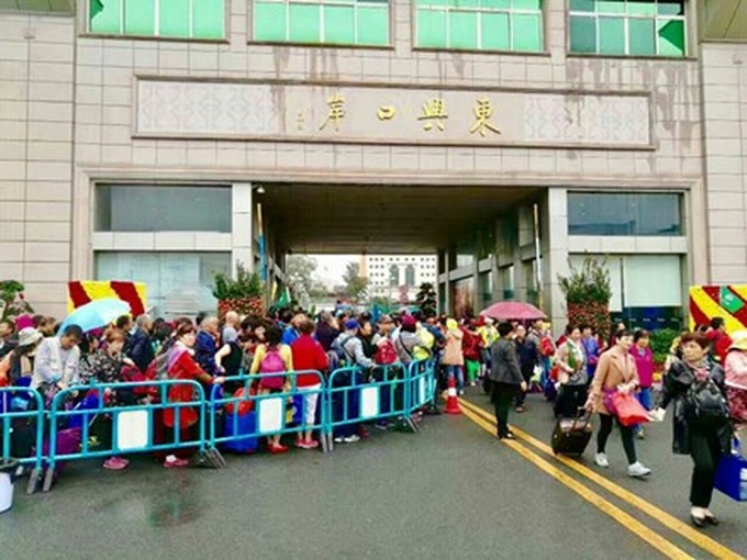 Chinese tourists stuck at overcrowded border gates - 2