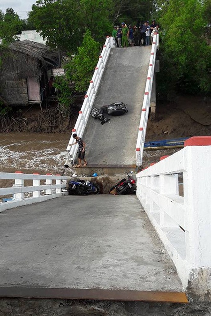 Six injured after bridge collapses - 1