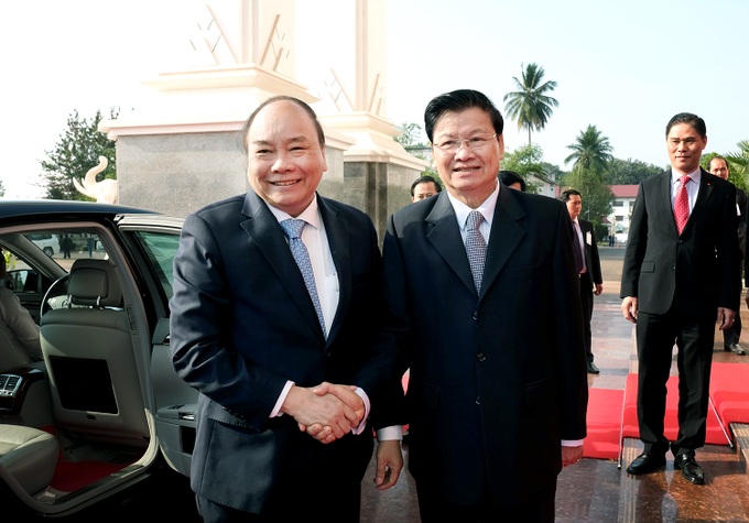 Vietnam, Laos sign 12 cooperative deals - 1