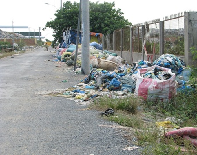 Untreated waste piles up at landfill - 2