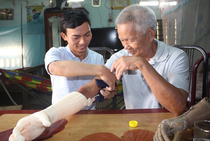 Student creates robotic arm for disabled - 1 Student creates robotic arm for disabled - 1