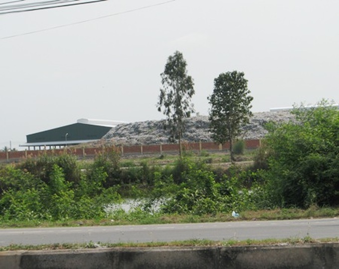 Untreated waste piles up at landfill - 1