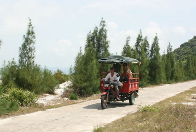 Tourists injured as Quan Lan tuk-tuk flips over - 1 Tourists injured as Quan Lan tuk-tuk flips over - 1