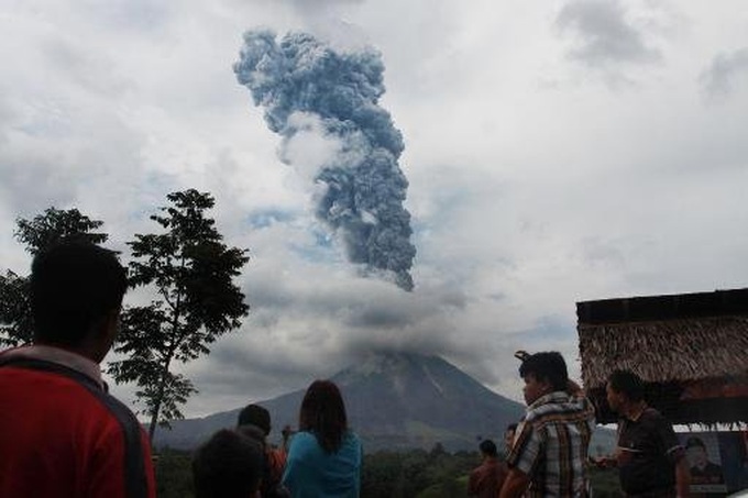 Two Indonesian volcanoes erupt, flights disrupted - 1