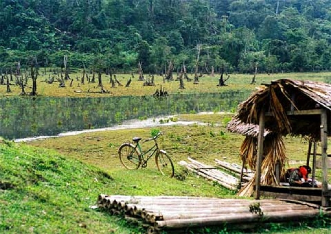 Charming beauty of Noong Lake in Ha Giang - 4