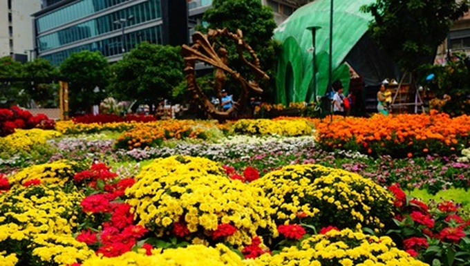 President opens HCM City's flower street - 1