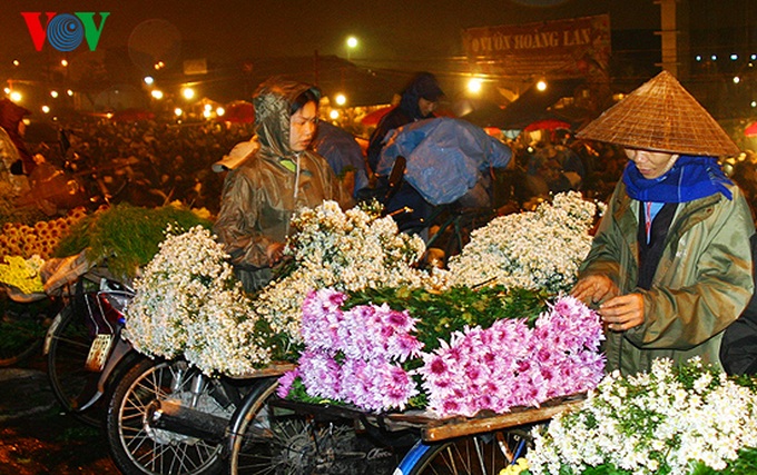 Quang An flower market at night - 1