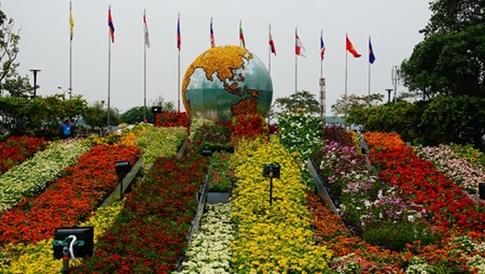 President opens HCM City's flower street - 2