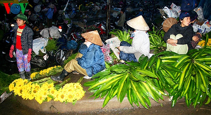 Quang An flower market at night - 3