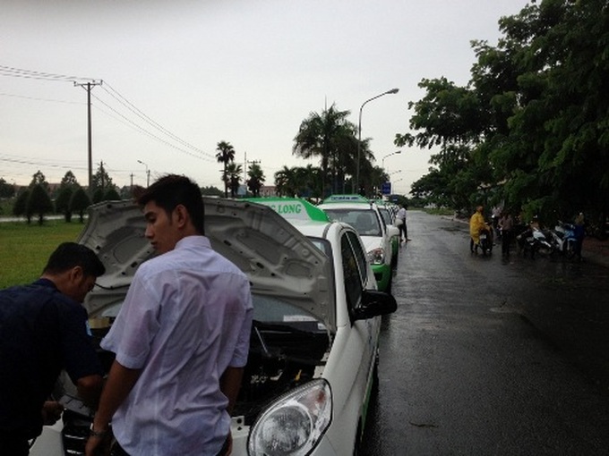 Can Tho taxi drivers dispute vehicle transfer - 1