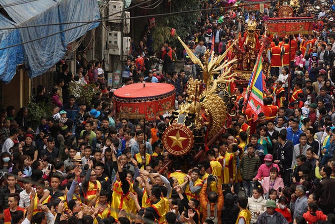 Huge crowds turn out for Dong Ky Firecracker Festival - 1