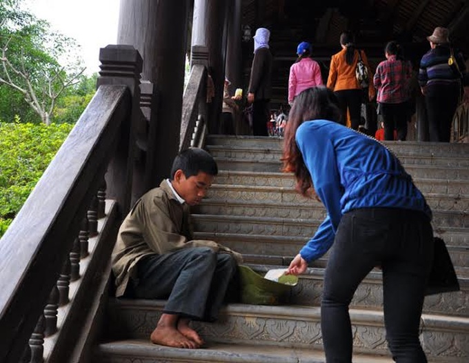 Fortune-tellers, beggars harass visitors at festivals - 4