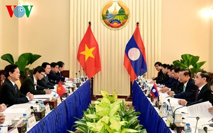 PM Dung holds talks with Lao counterpart - 2