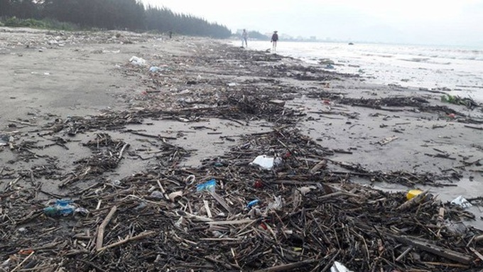 Rubbish swamps Danang beach - 5 Rubbish swamps Danang beach - 5