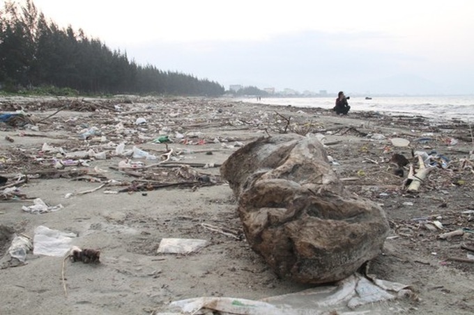 Rubbish swamps Danang beach - 3 Rubbish swamps Danang beach - 3