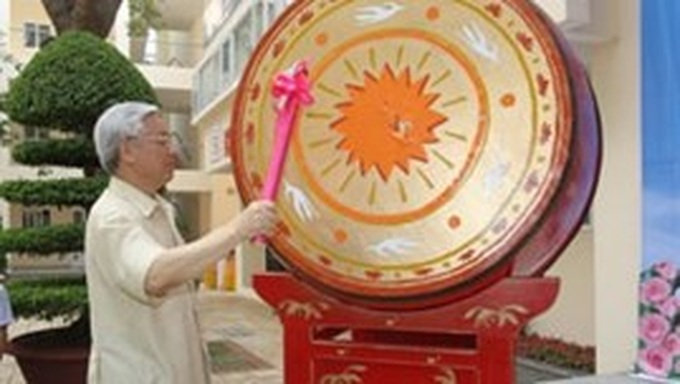 Party chief launches new school year in Hanoi - 1