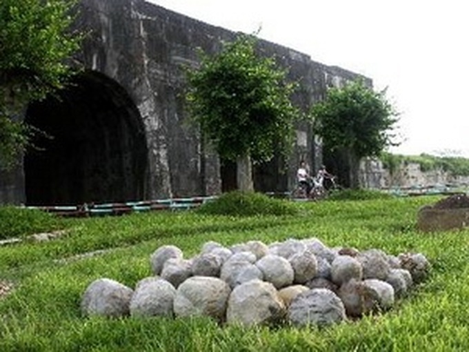 Ho Dynasty Citadel attracts tourist crowds - 1 Ho Dynasty Citadel attracts tourist crowds - 1